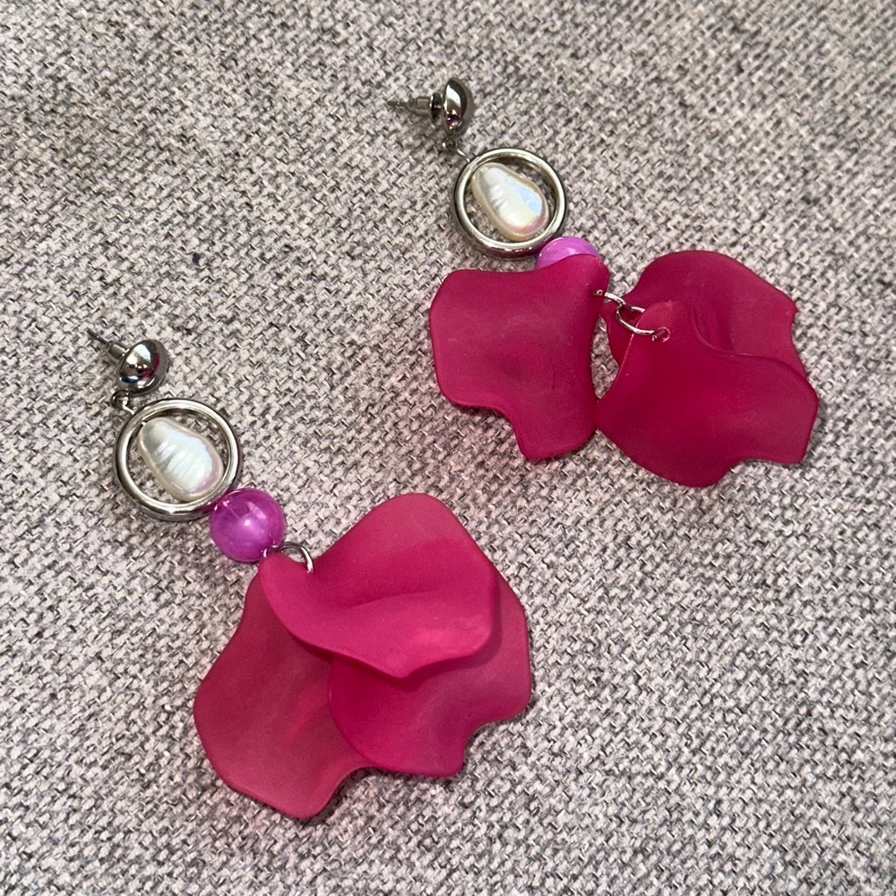 NWT Floral Pink Rose Petal & White Pearl Dangly Earrings - Picture 5 of 5